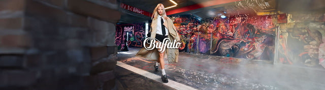 Donna che cammina con Aspha Loafer Scarpe Donna Vegan black in un contesto urbano con graffiti