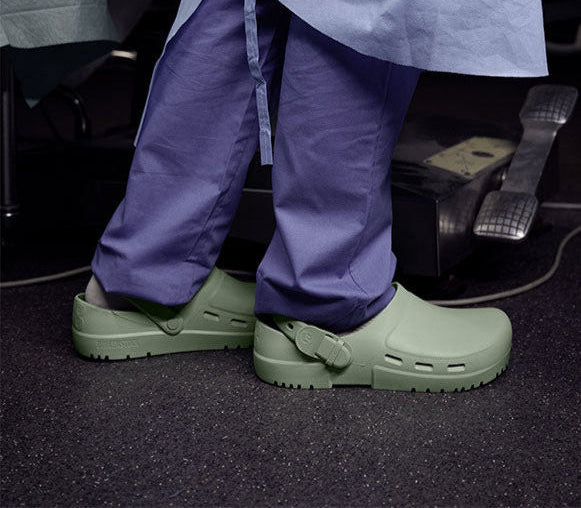Scarpe professionali Birkenstock Birki Air 2.0 indossate da operatore sanitario con divisa ospedaliera e camice azzurro – calzature antiscivolo ideali per settore medico, ambulatori e laboratori.