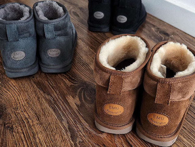 stivaletti emu stringer micro marroni grigi e neri su pavimento in legno