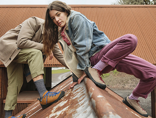 uomo e donna sul tetto che indossanno scarpe marroni keen jasper