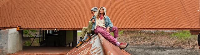 uomo e donna sul tetto di un edificio che indossano keen jasper