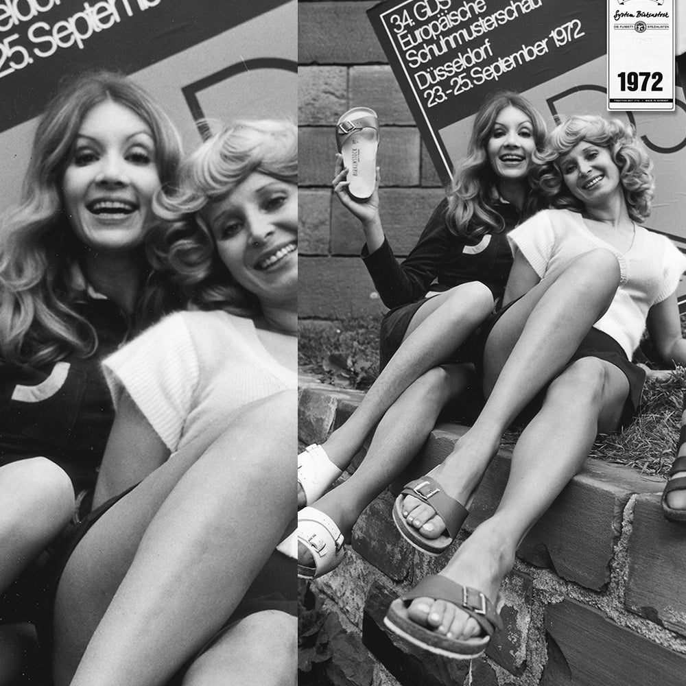 Foto in bianco e nero del 1972 con due donne che indossano sandali Birkenstock Madrid e Zürich davanti a un poster promozionale.