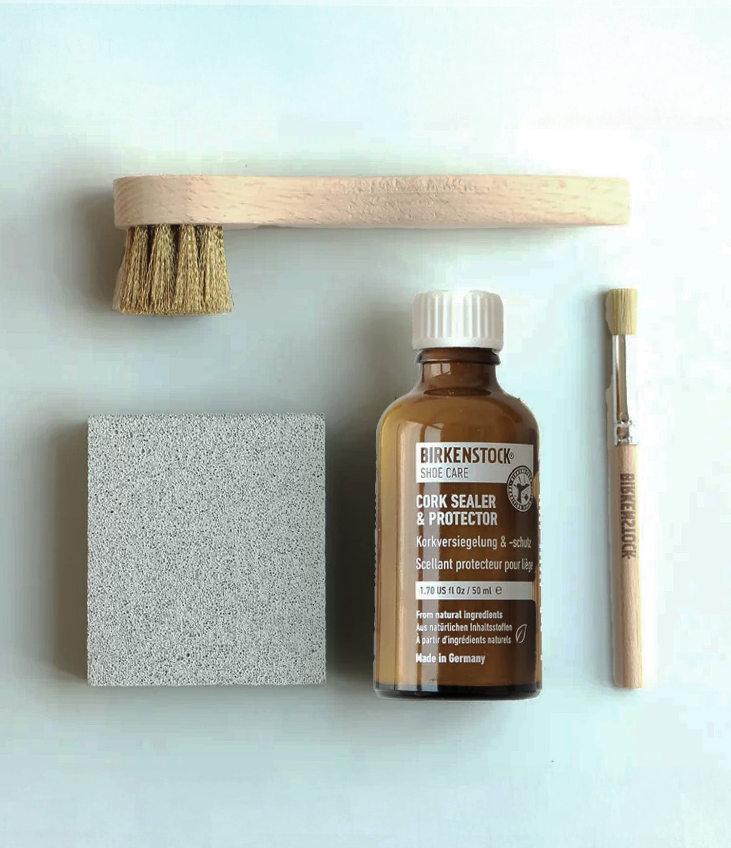 Set per la cura del plantare Birkenstock composto da spazzola in legno con setole in ottone, pennellino per l’applicazione del prodotto, flacone Cork Sealer & Protector e spugna per la pulizia della pelle scamosciata.
