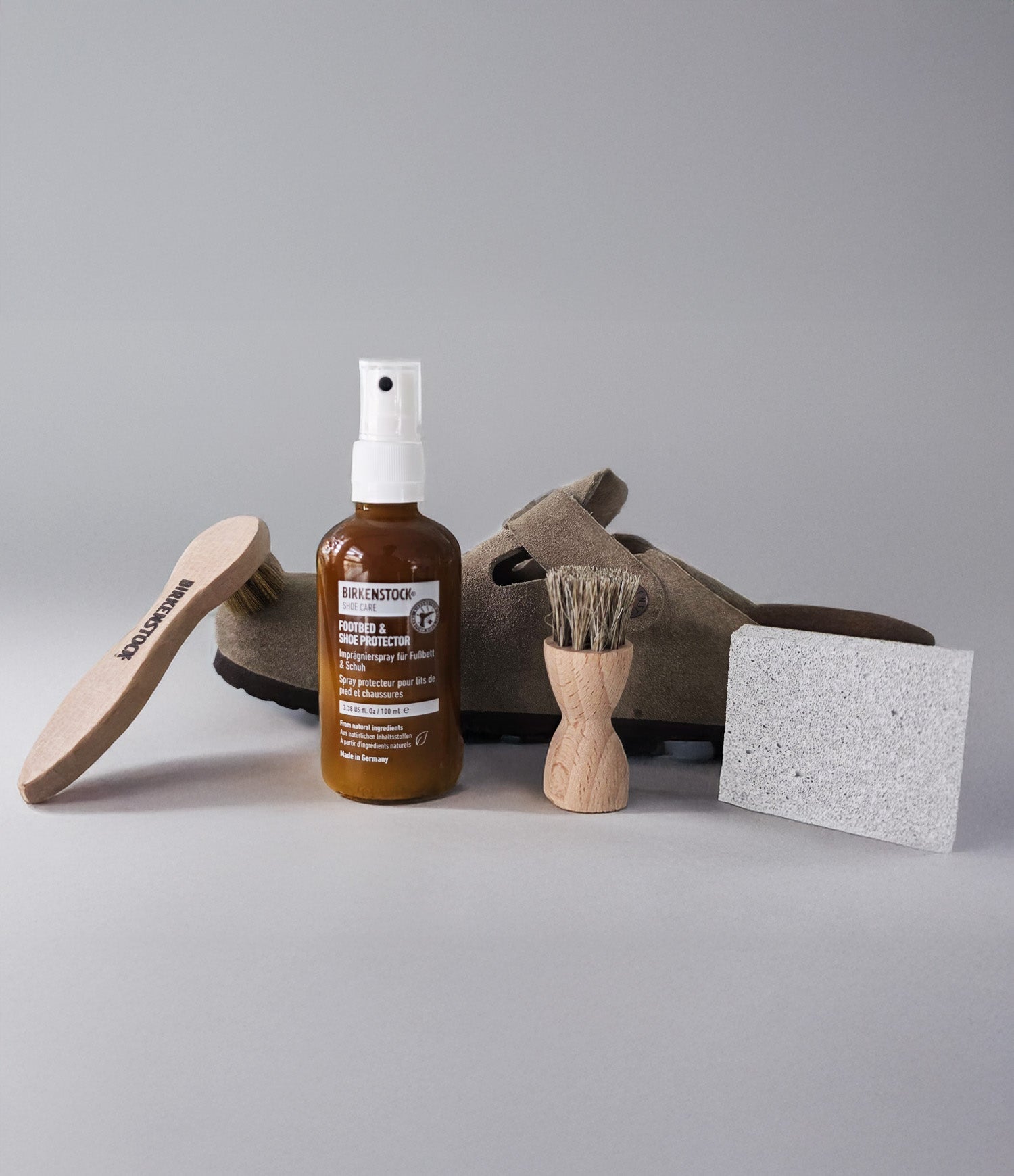 Set completo per la cura delle scarpe in pelle scamosciata Birkenstock con spazzole, spray protettivo e gomma abrasiva.