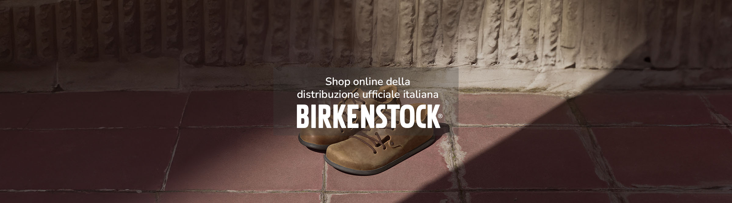 Birkenstock Montana su pavimento piastrella rossa con logo birkenstock al centro