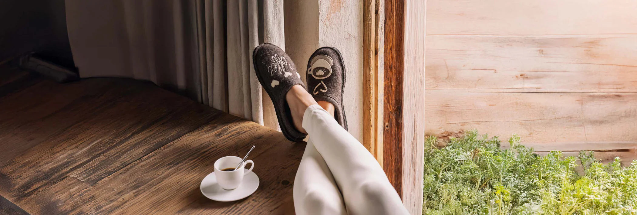 Collezione donna: scarpe, sneakers, stivali, mocassini e pantofole invernali