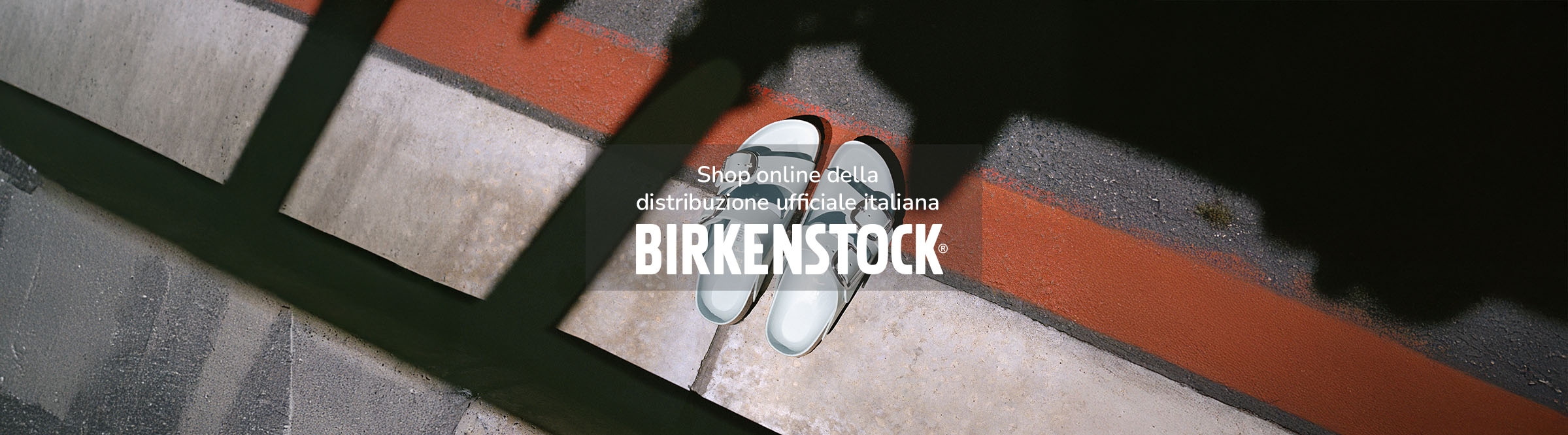 Vista dall'alto di sandali Arizona Big Buckle Sandali Donna high shine baby blue su pavimento urbano