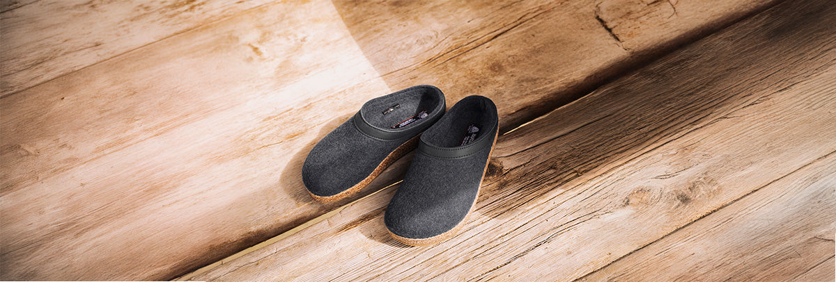 Primo piano di Boston Sabot Donna sandcastle appoggiate su una piattaforma di marmo in mezzo a un prato autunnale