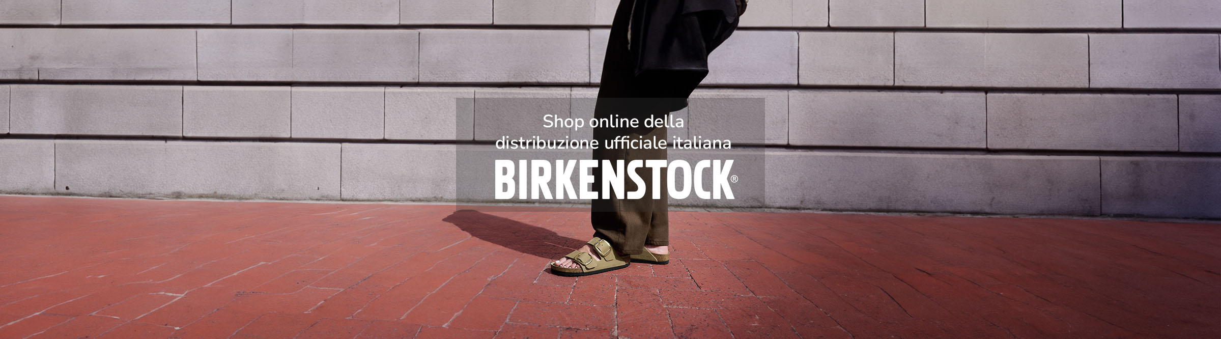 Mezzo busto inferiore di donna che indossa Arizona Big Buckle Sandali Donna tabacco brown con jean marroni e giacca lunga di pelle