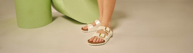 dettaglio bambina che indossa ciabatte birkenstock arizona bianche