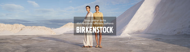due donna in una salina che indossano ciabatte birkenstock arizona e madrid big buckle nere e ocra