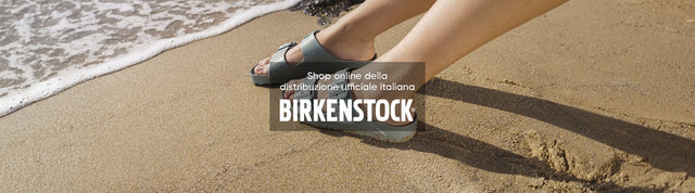 dettaglio donna in riva al mare che indossa ciabatte in gomma birkenstock arizona eva pure sage
