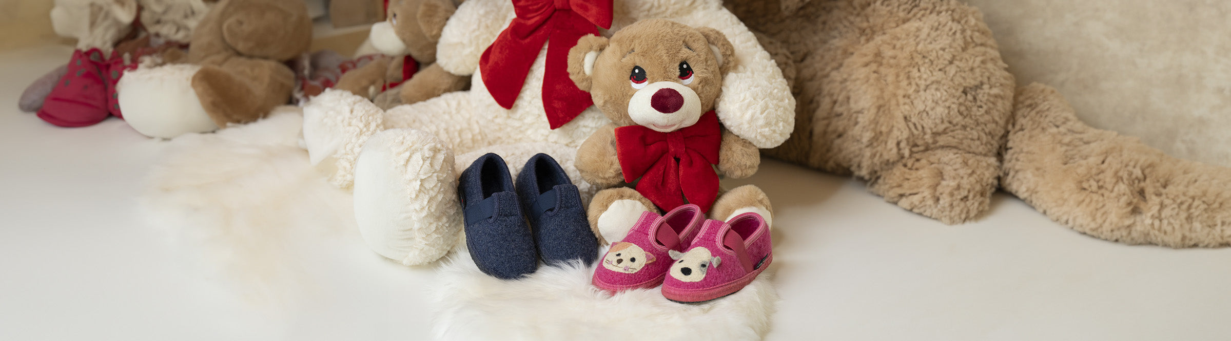 Pantofole Haflinger bambino in lana blu e rosa con ricamo orsetto, comode e calde per la casa, disponibili su Amuvia