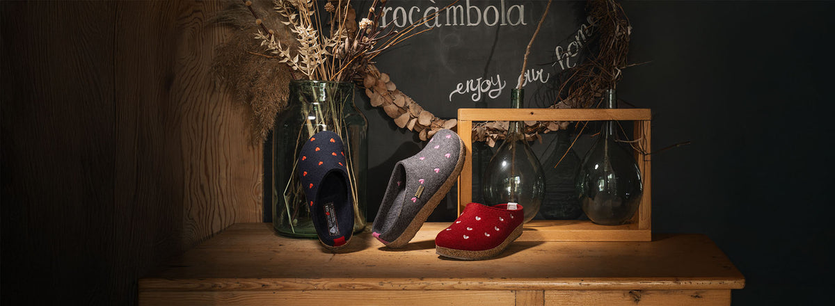 still pantofole in lana cotta haflinger modello cuoricini di tre colori blu, grigio e rosso