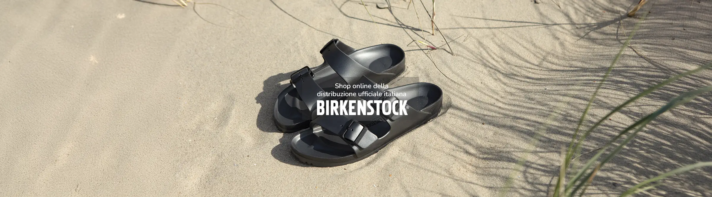 Primo piano di ciabatte birkenstock in eva gomma su spiaggia