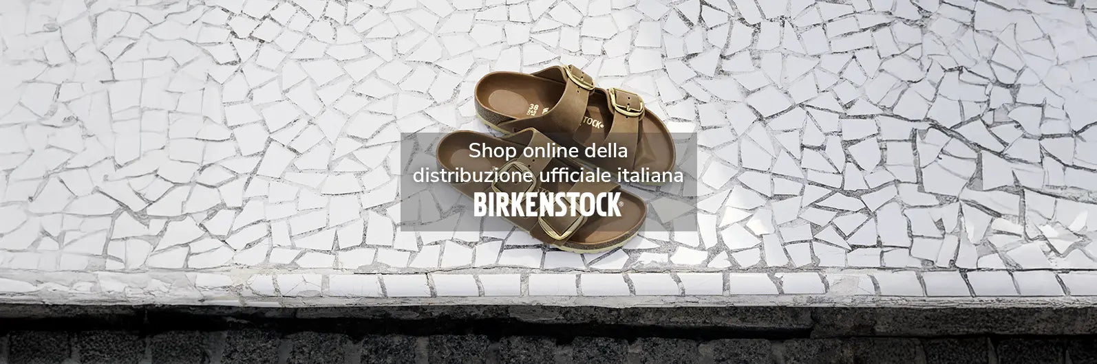 arizona big buckle color cognac viste dall'alto appoggiate su pavimento in pietre bianche