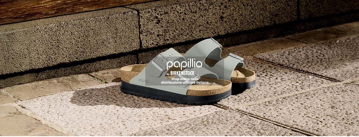 Primo piano laterale di arizona sandali papillio plaftorm su pavimento di pietra