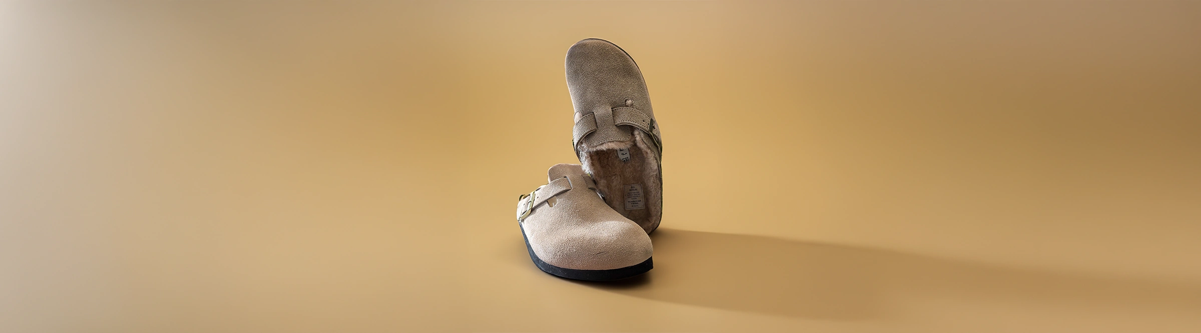 Primo piano di birkenstock boston sandcastle e boston shearling taupe