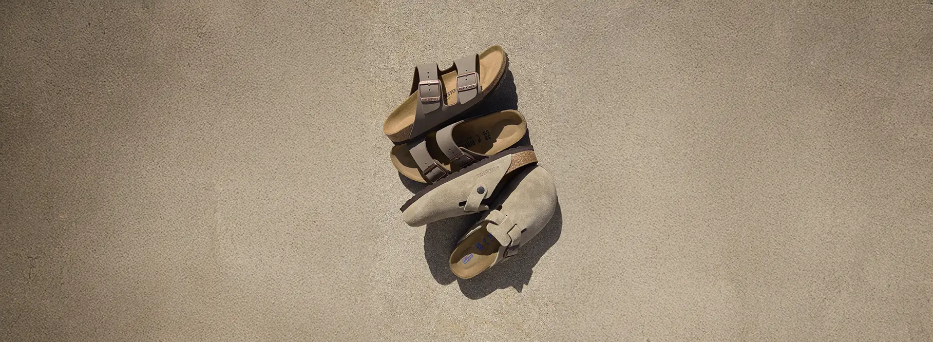 Vista dall'alto di arizona sandali ciabatte birkenstock mocca e di sabot birkenstock boston taupe con plantare morbido su cemento beige neutro