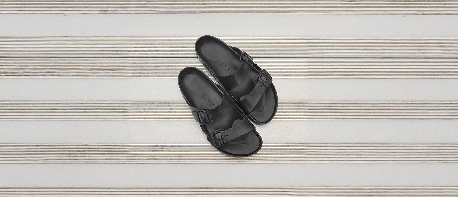 vista dall'alto di ciabatte impermeabili birkenstock eva nere