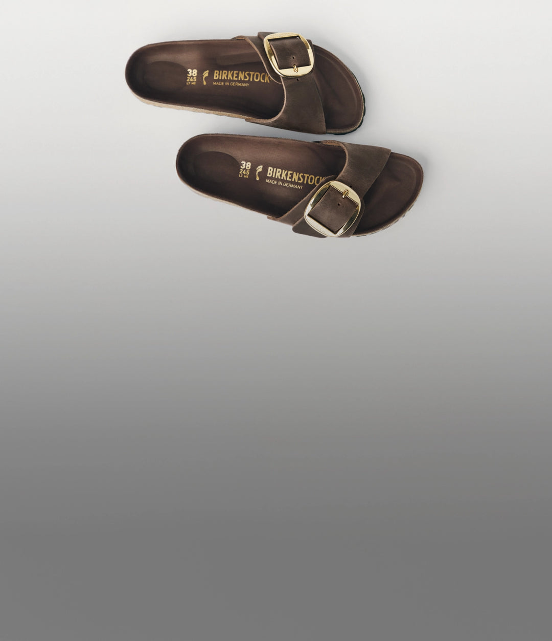 primo piano dall'alto di sandali birkenstock madrid habana marrone 