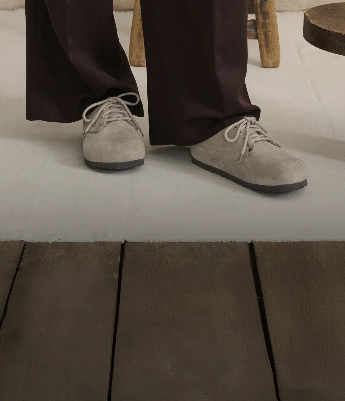 scarpe birkenstock chiuse maine taupe indossate da persona con pantaloni morbidi marroni
