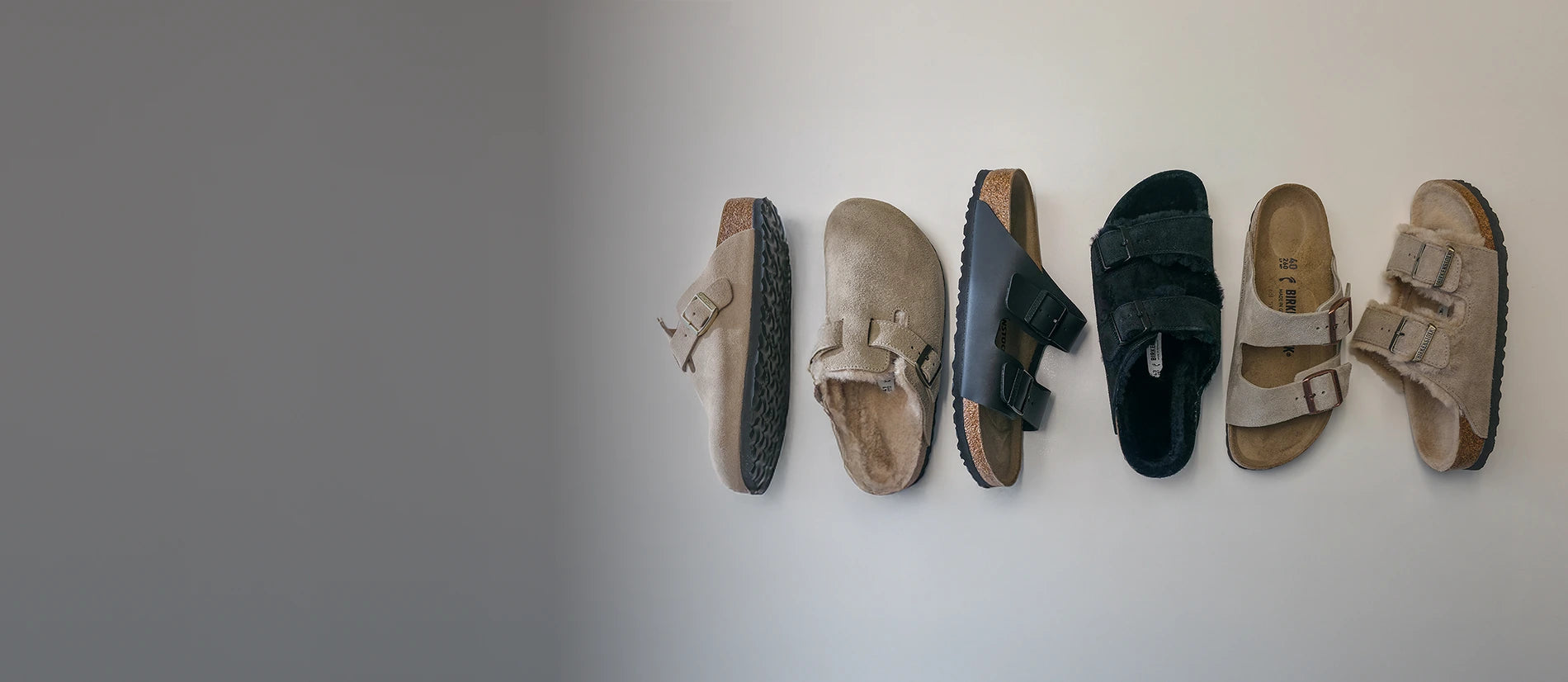 Vista dall'alto di Boston sandcastle donna, boston taupe shearling con pelliccia, arizona sandali neri, arizona con pelliccia nere shearling, arizona sandali a due fasce taupe e arizona a due fasce shearling 