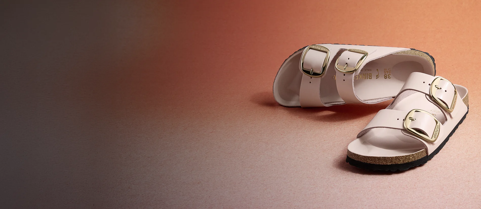 Sandali arizona birkenstock big buckle shine ecru in primo piano su sfondo gradiente