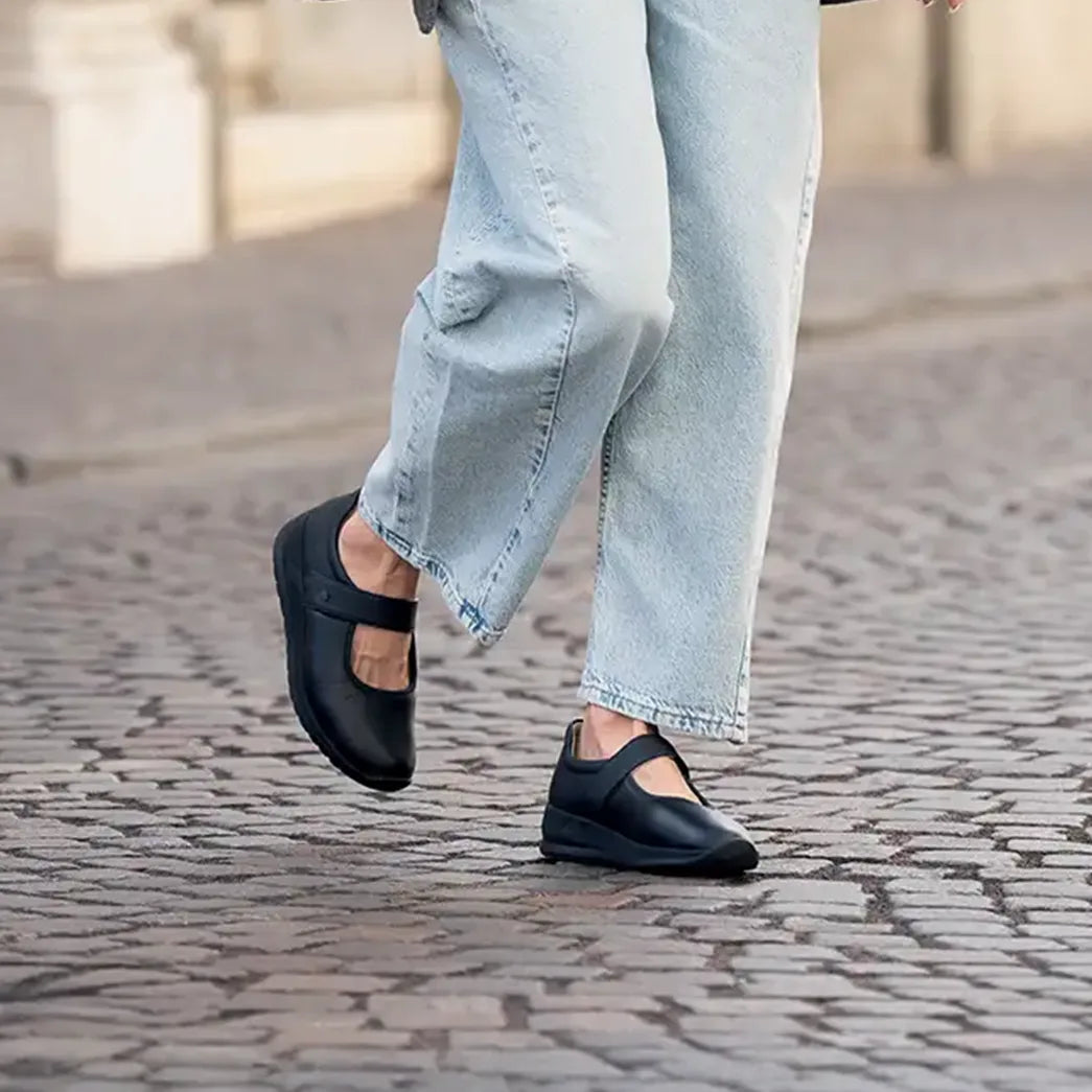 primo piano di donna che cammina con indosso ballerina finncomfort nera sakae 