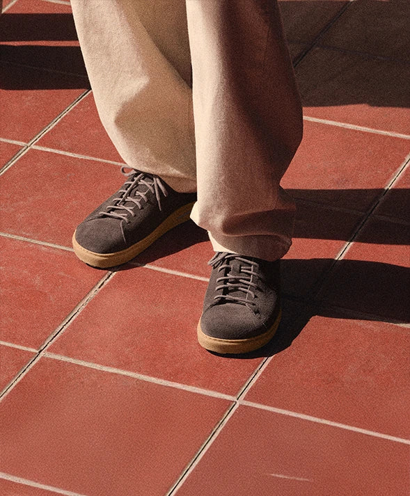 Primo piano di scarpe birkenstock bend low indossate da persona con pantaloni chiari