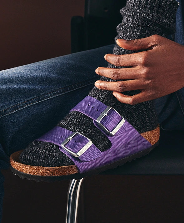 Primo piano laterale di arizona sandali birkenston viola con calzino birkenstock 
