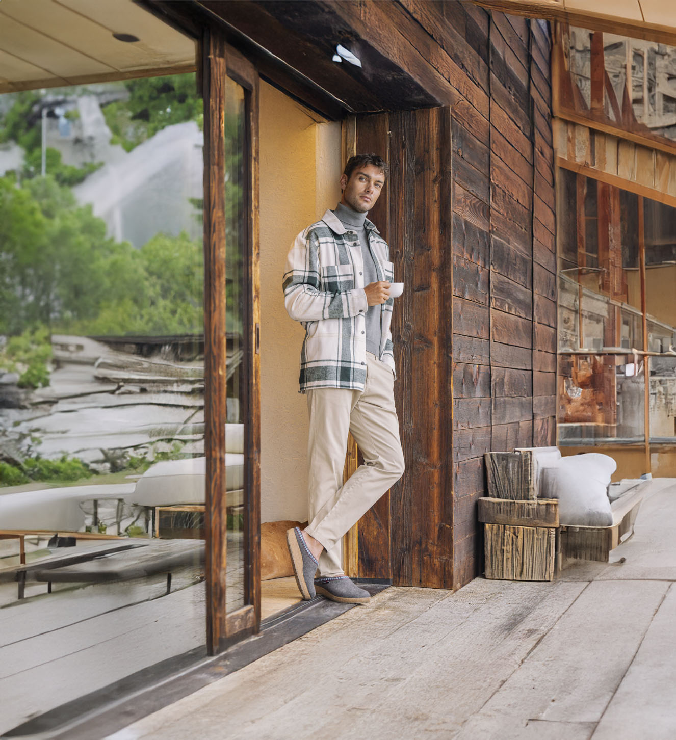 Uomo con pantofole Haflinger in lana mentre si rilassa a casa, ideali per uso quotidiano indoor