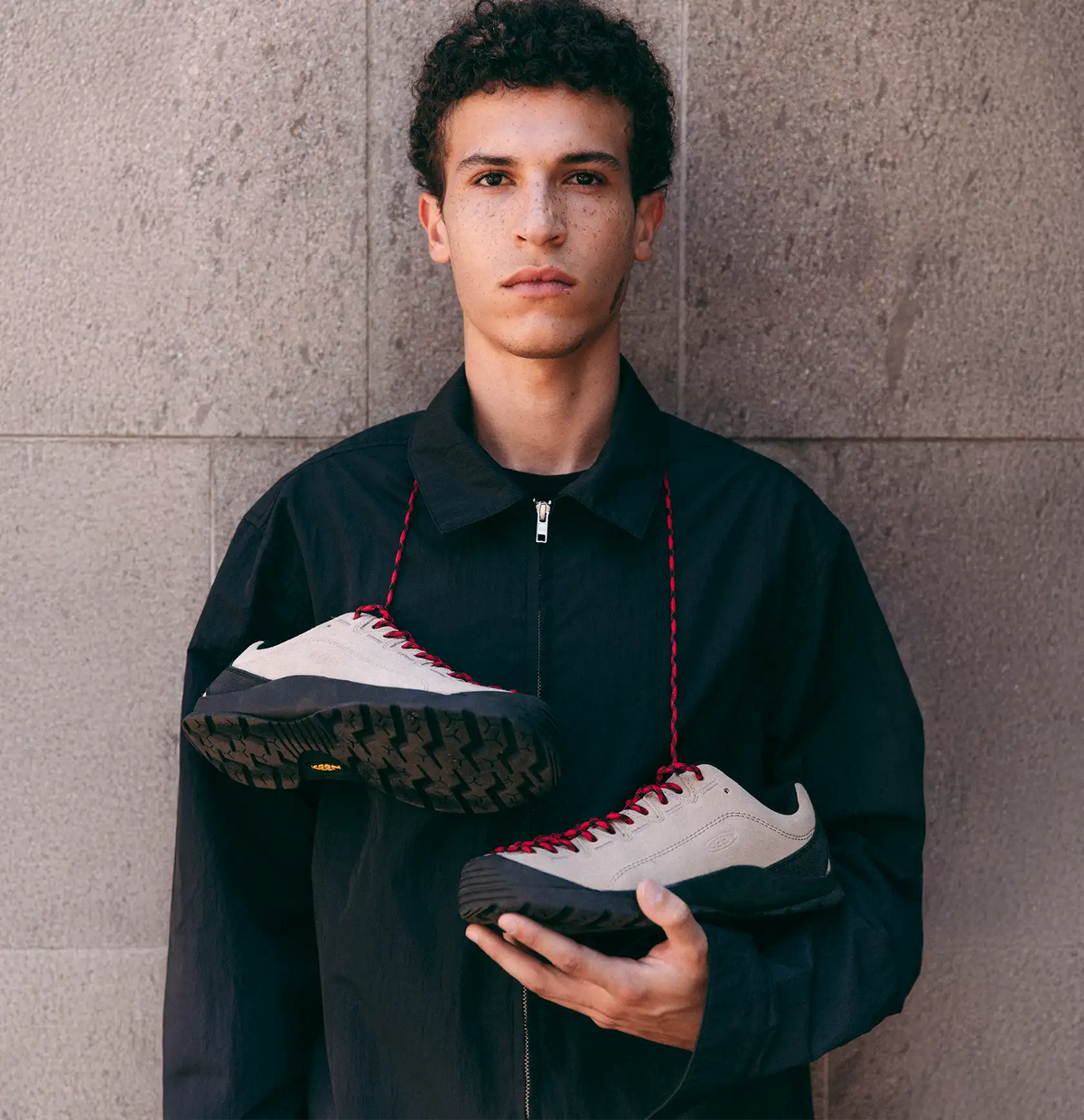 ragazzo con al collo keen scarpe jasper mink
