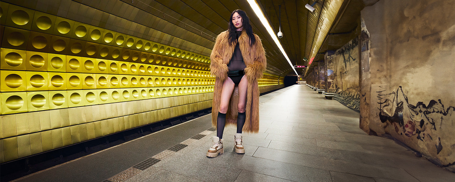 Donna in corridoio di metropolitana con scarpe Buffalo