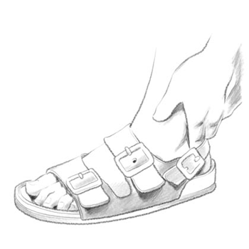 Illustrazione in bianco e nero di un piede che indossa un sandalo Birkenstock modello Milano: il cinturino posteriore viene regolato correttamente per evitare che sia troppo stretto, prevenendo lo scivolamento del piede in avanti nel plantare.