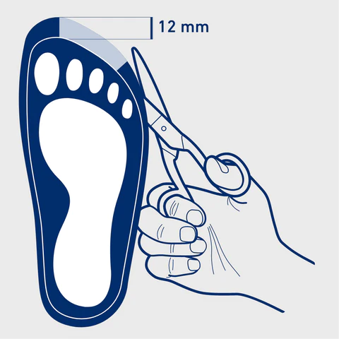 Illustrazione che mostra come controllare la misura delle scarpe per bambini con soletta removibile, lasciando 12 mm di spazio davanti alle dita per una calzata corretta.
