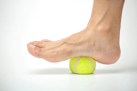 Esercizio piedi: massaggiare l'arco plantare con pallina da tennis