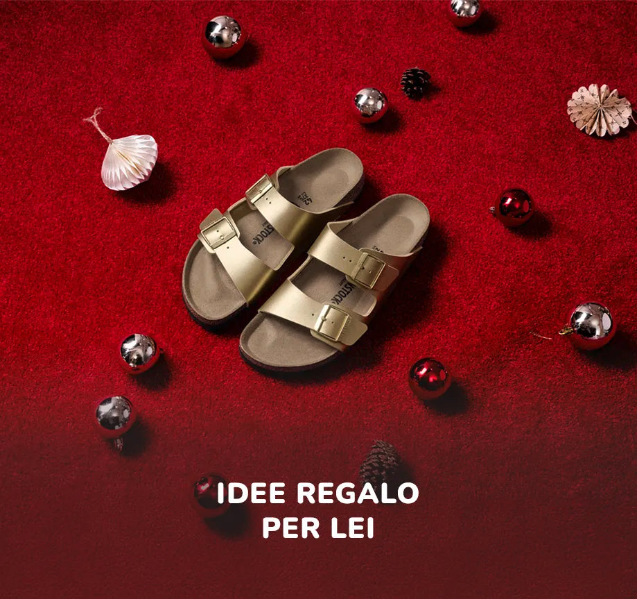 Primo piano con vista dall'alto di Arizona Sandali Donna gold su moquette rossa circondata da palline di natale lucine rosse e oro