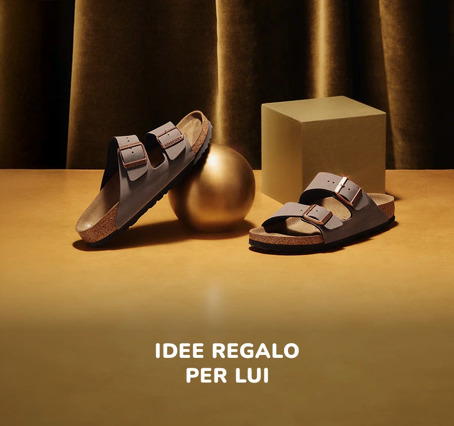 Primo piano di Arizona Sandali Unisex mocca su pavimento dorato con pallina di natale dorata e un cubo dorato