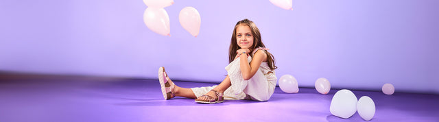 bambina che indossa sandali birkenstock rio rosa