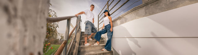 uomo e donna su scala in cemento che indossano birkenstock zurich e arizona bianche