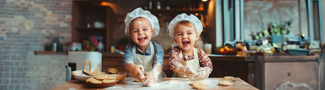 bambini in cucina che impastano i biscotti