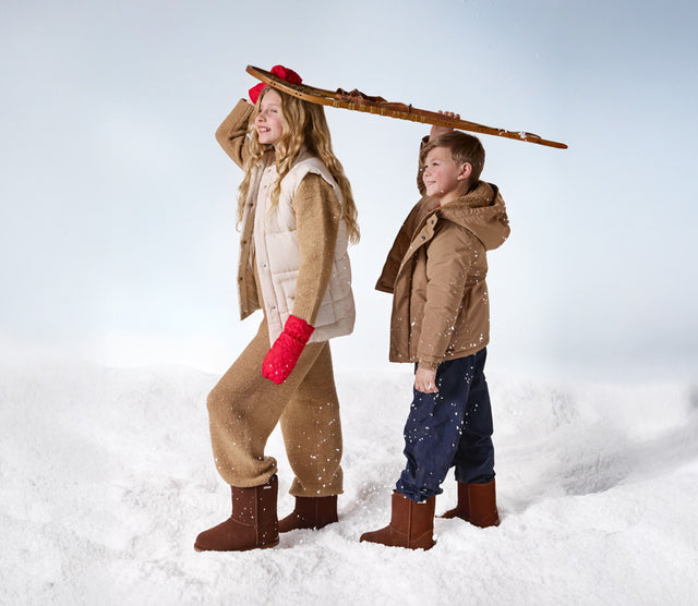 Bambini con stivali EMU impermeabili in pelle e suola in gomma, ideali per la neve e il freddo.