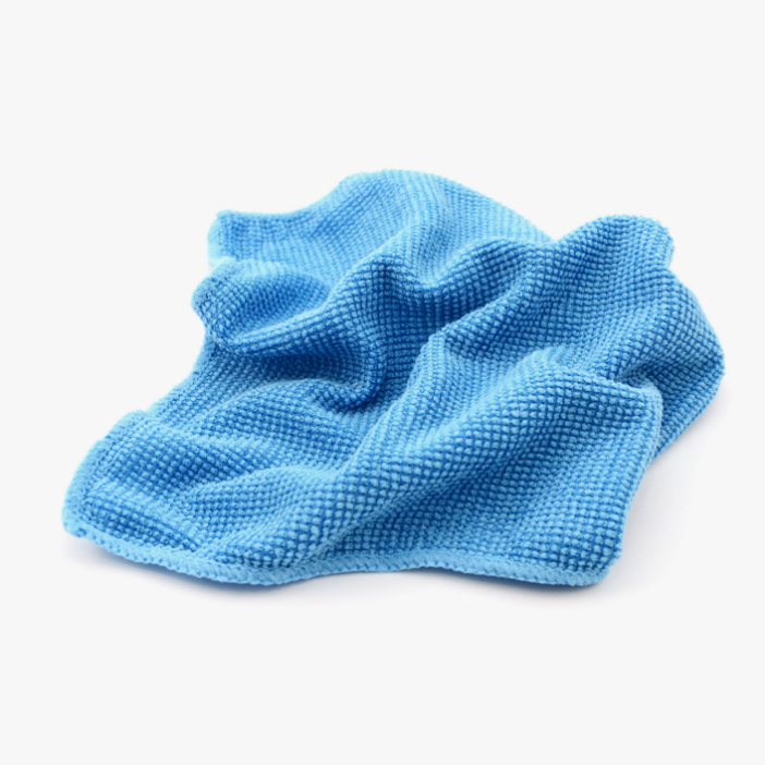 Panno in microfibra azzurro su sfondo bianco.
